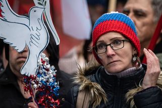 FOTO: Pochod na Kavčí hory. Lidé demonstrovali s čepicemi v barvách ruské vlajky - Novinky